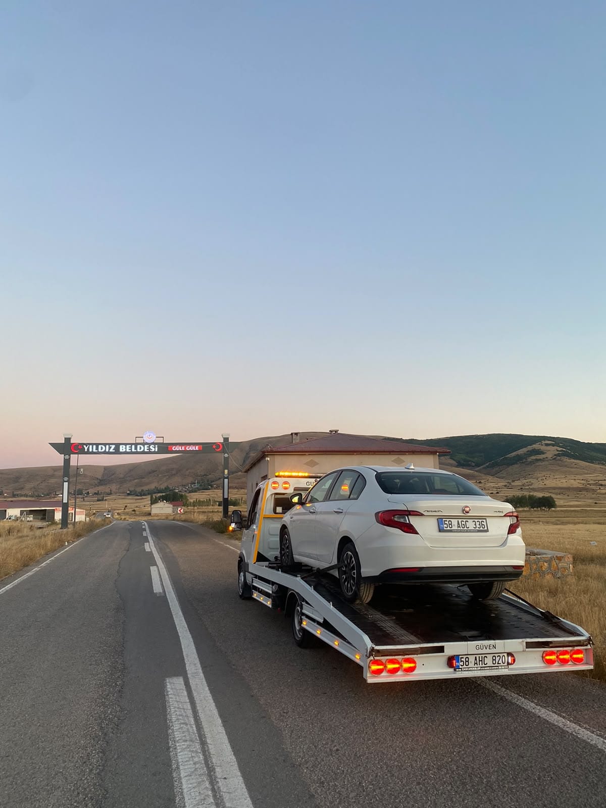 Akyol çekici aracının Yıldız Beldesi yolunda otomobil taşıması